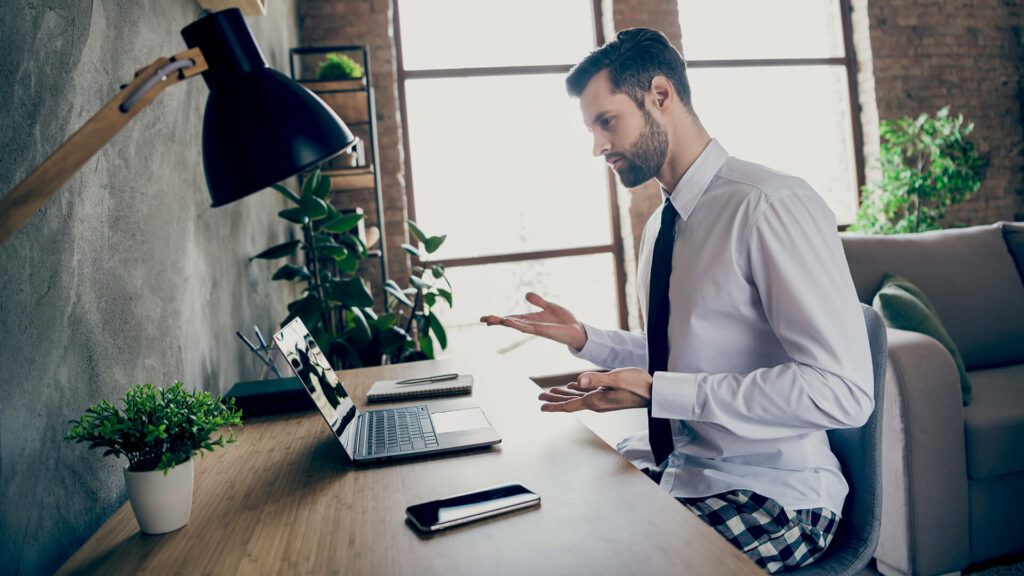 Candidato en entrevista laboral virtual